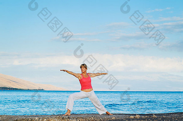 美丽的瑜伽女人练习瑜伽海洋