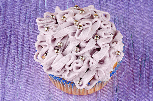花俏的光紫色的蛋糕装饰银糖衣珍珠玻璃菜