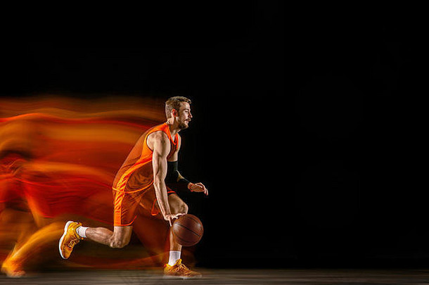 彗星年轻的高加索人篮球球员红色的团队行动运动混合光黑暗工作室背景概念体育运动运动能源动态健康的生活方式