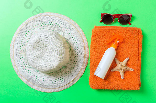 夏天海滩平躺配件防晒霜瓶奶油毛巾贝壳彩色的背景旅行假期概念复制空间
