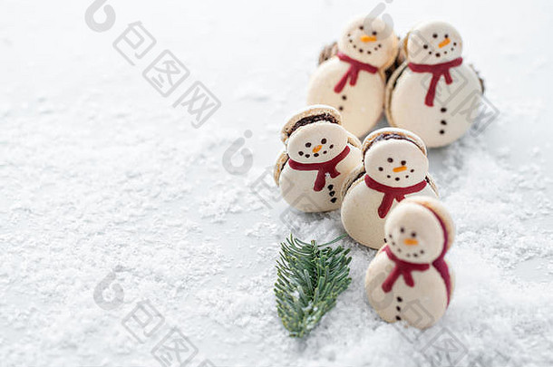 各种甜蜜的蛋白杏仁饼饼干形式雪人灰色的表格撒雪现代欧洲法国厨房圣诞节主题快乐圣诞节卡一年情绪