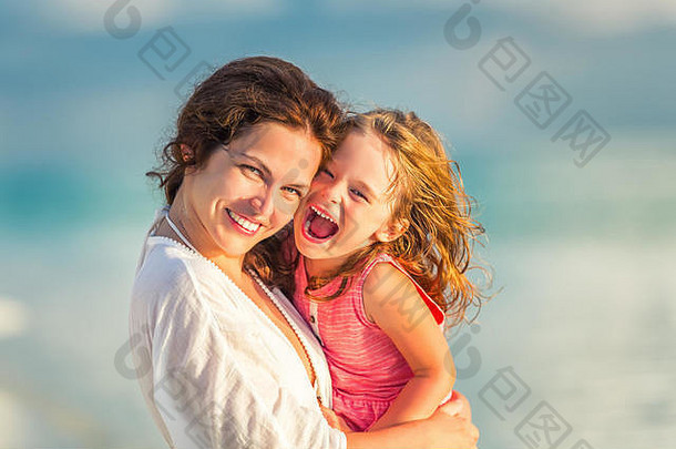 快乐妈妈。女儿海洋海滩马尔代夫夏天假期