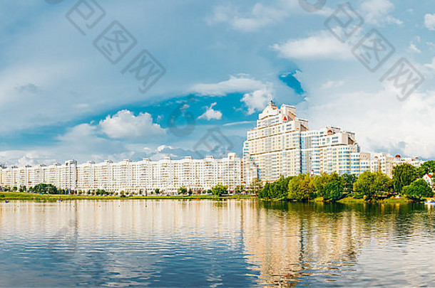 建筑明斯克中央市中心尼亚米哈nemiga特洛伊茨基Pradmiescie视图垂直河白俄罗斯