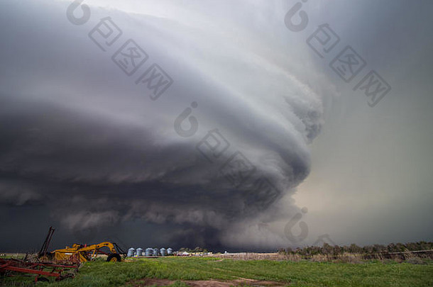 巨大的超晶胞风暴地面刮墙云填满天空内布拉斯加州农田