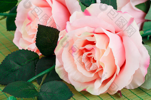 粉红色的织物玫瑰竹子背景特写镜头图片