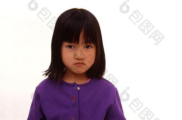 肖像亚洲女孩皱着眉头