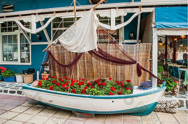 蓝色的木船海岸服务装饰咖啡馆花细节