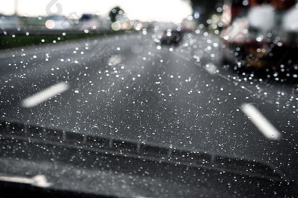 司机观点车<strong>开车</strong>多雨的高速公路雨滴风暴