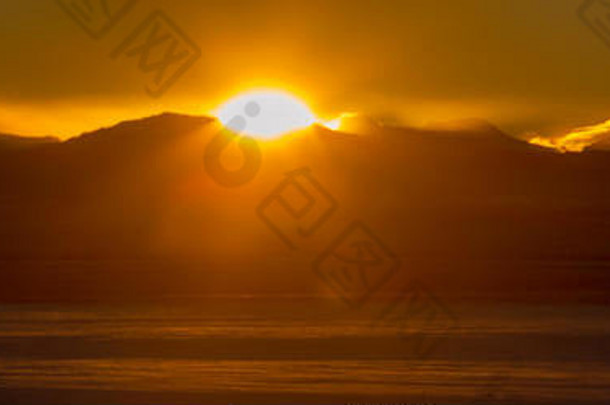 华丽的山日落阿尔伯塔省加拿大强烈的金光转换雪温暖的金颜色冷冬天一天