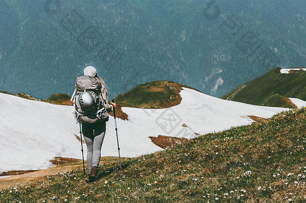 旅行山女人徒步旅行背包冒险夏天假期生活方式概念户外