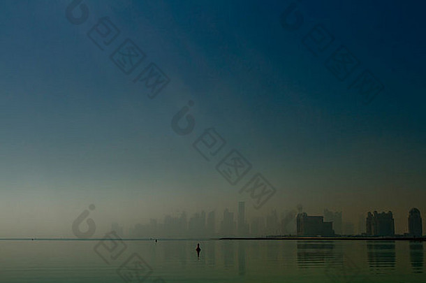 <strong>卡塔尔城市</strong>逃视图早....雾海湾平静