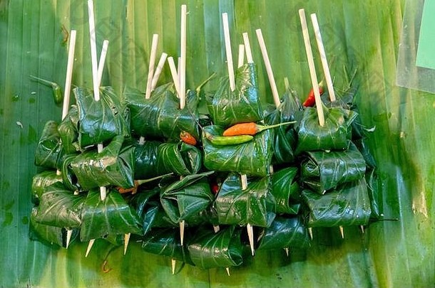 考县汤姆传统的泰国老挝甜点组成经验丰富的蒸黏糊糊的<strong>大米包装</strong>香蕉叶子