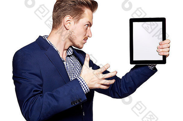 工作室拍摄愤怒的年轻的男人。显示数字平板电脑