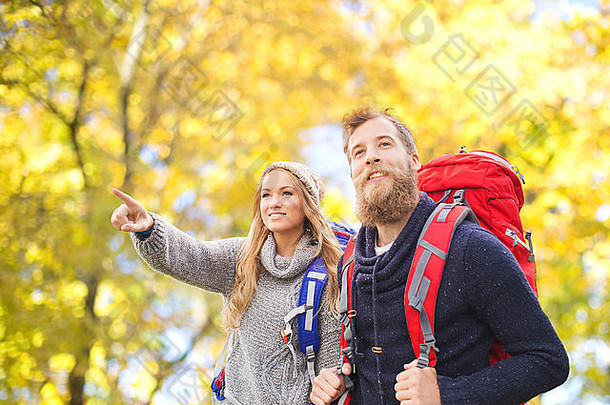 微笑夫妇背包徒步旅行秋天