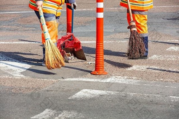 看门人明亮的橙色统一的清洁工街删除垃圾巷道栅栏橙色路列