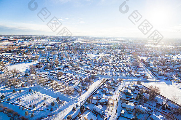 空中视图住宅社区覆盖雪