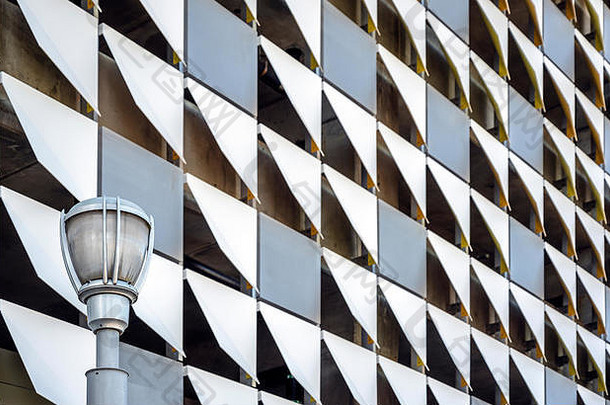 灯笼背景元素现代城市体系结构装饰摘要固定面对外部墙阳光照射的多层建筑物