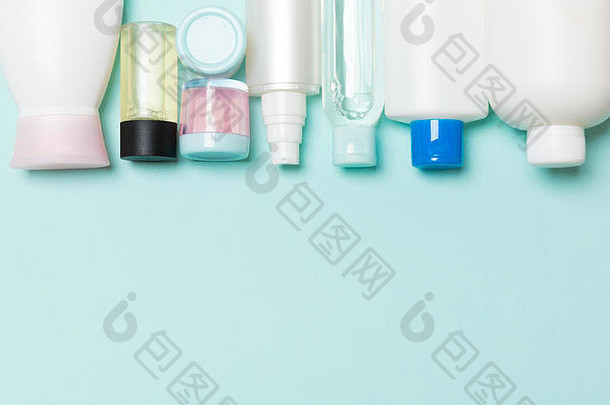 前视图化妆品瓶蓝色的背景皮肤护理概念空间设计