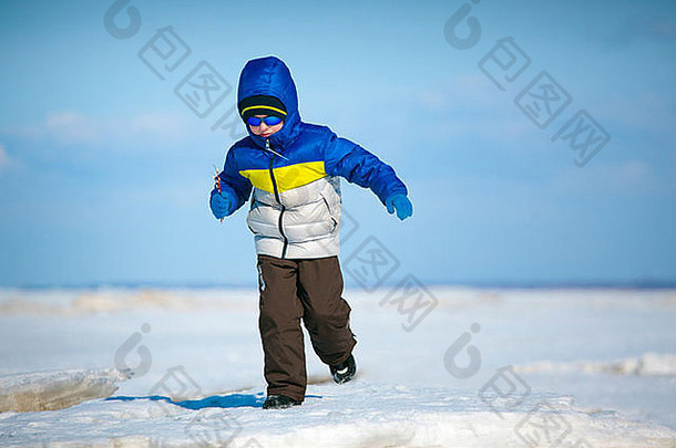 可爱的男孩玩冬天海滩