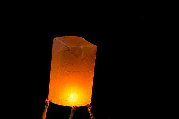 人释放纸火灯不断上升的晚上阿来水灯节日泰国