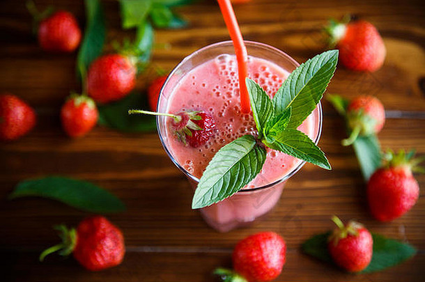 草莓新鲜的甜蜜的冰沙玻璃