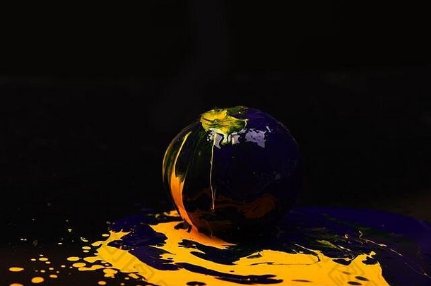 滴蓝色的黄色的石油丙烯酸油漆倒黑色的背景营养食物艺术概念油漆溅对象轮球覆盖油漆阴影