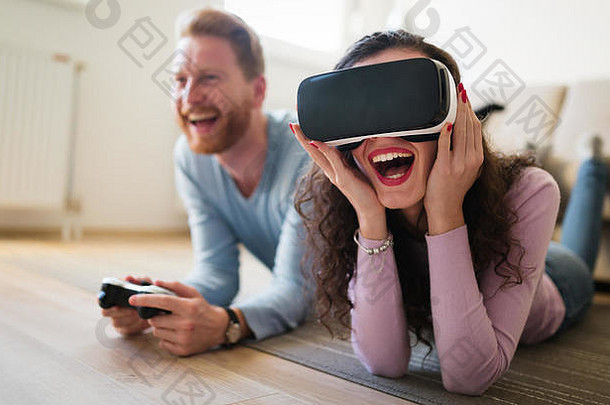 夫妇有趣的玩虚拟现实