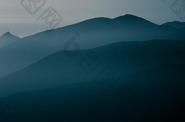 美丽的摘要单色山景观蓝色的音调装饰艺术黑色的白色风格