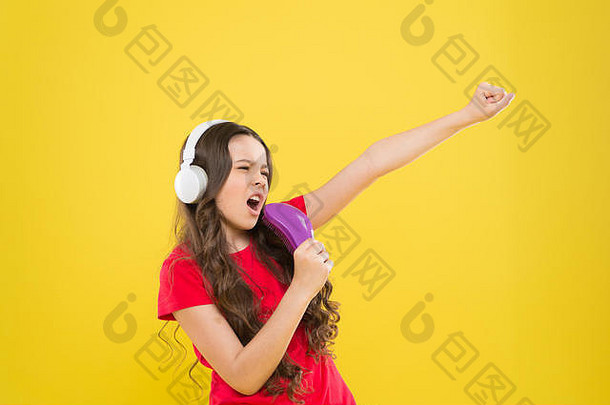 唱歌词女孩享受最喜欢的音乐抓节奏孩子听音乐耳机娱乐有趣的音乐的世界耳朵孩子青少年享受音乐玩耳机