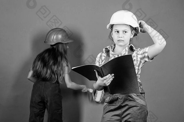 小女孩修复车间劳动一天工程的想法未来职业生涯孩子们头盔平板电脑辊工头检查员修复选择职业生涯职业生涯