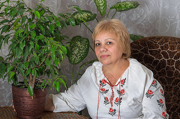 室内肖像乌克兰女人传统的维希万卡服装