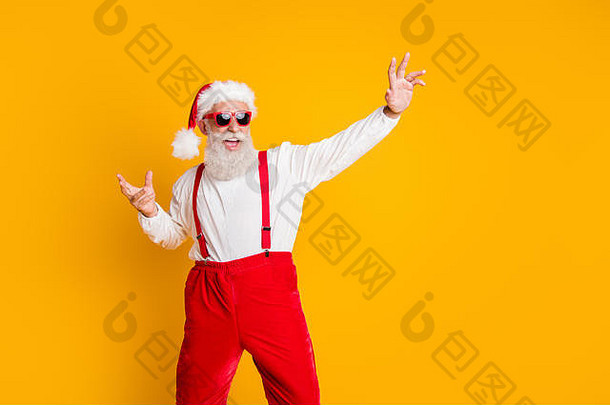 肖像疯狂的有趣的圣诞老人老人俱乐部会员红色的他帽享受诺埃尔x-mas传统聚会，派对庆祝活动跳舞穿衬衫背带裤孤立的
