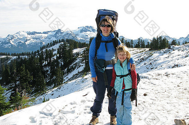 妈妈女儿徒步旅行加里波第省公园加拿大