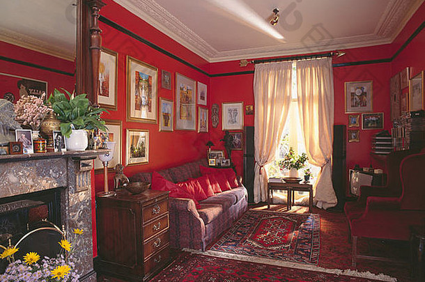 奶油窗帘红色的厅的有图案的地毯图片沙发