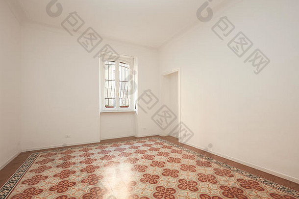 白色空房间装饰地板上翻新公寓