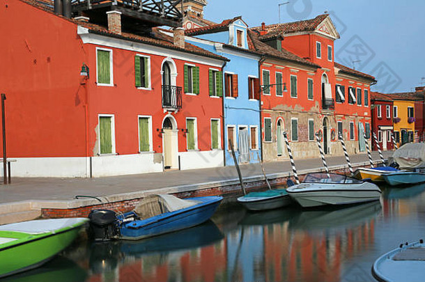 彩色的房子岛burano威尼斯意大利船略移动由于长曝光摄影