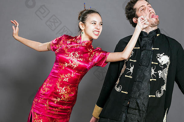工作室拍摄夫妇早期二十多岁穿传统的中国人服装generaly可爱的都喜欢打<strong>打闹</strong>闹