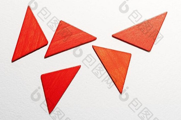 色彩斑斓的三角形木白色背景几何形状红色的颜色前视图概念几何复制空间孩子们教育逻辑任务平躺