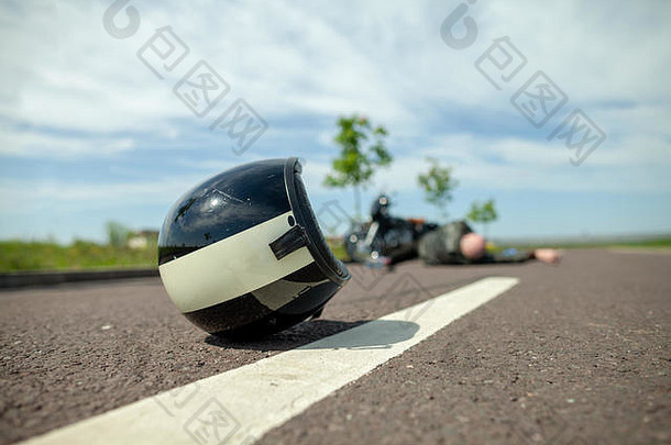 骑摩托车的人头盔谎言街摩托车事故