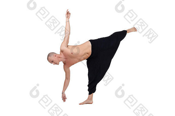 瑜伽图像中年男人。执行体式