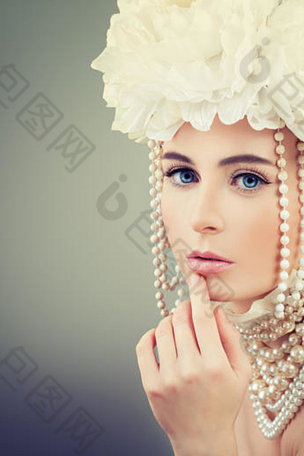 春天时尚肖像美丽的女人使珠宝花花环