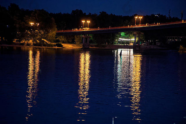 闪烁的灯晚上桥闪耀水反射