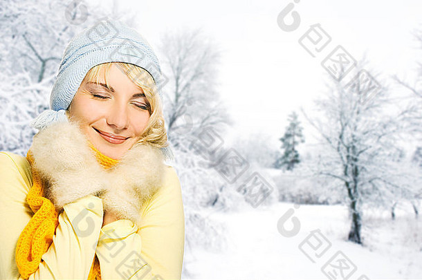 美丽的年轻的女人冬天服装