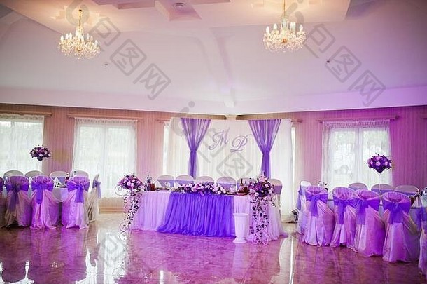 美丽的婚礼紫色的集装饰餐厅