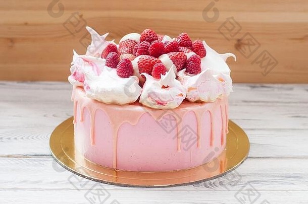粉红色的奶酪蛋糕融化了巧克力蛋白派新鲜的树莓草莓木背景