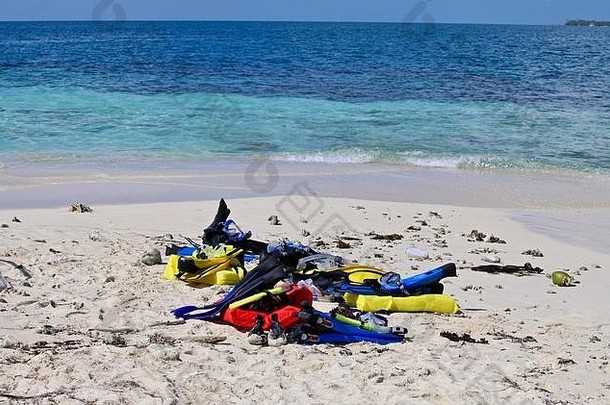 浮潜齿轮白色沙子海滩加勒比