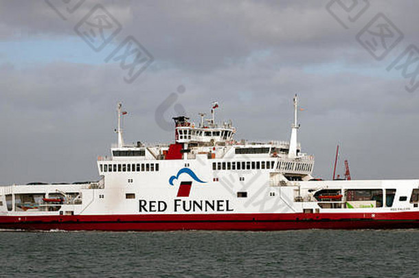 红色的漏斗岛怀特岛车渡船红色的猎鹰南安普顿水南安普顿汉普郡英格兰