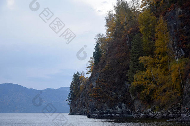 东岩石海岸湖特列茨科耶悬崖覆盖美丽的<strong>森林图片</strong>秋天一天自然光