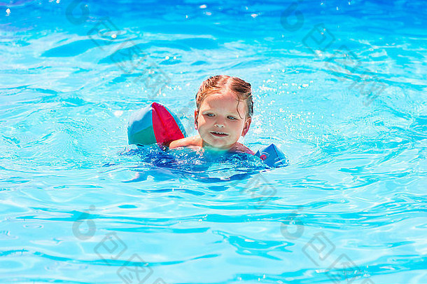 婴儿女孩游泳蓝色的池浮点数袖子夏天假期