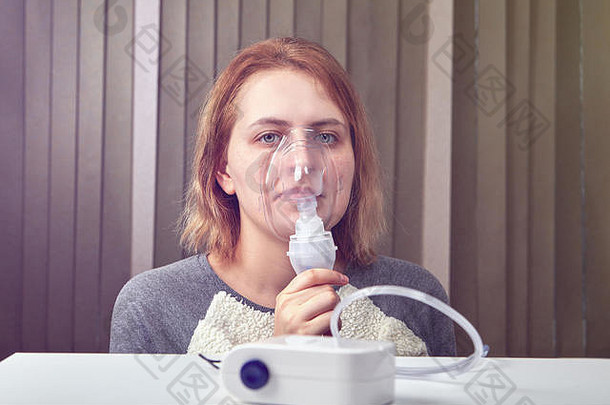 女人压缩机nebuliser系统帮助病人间质肺疾病